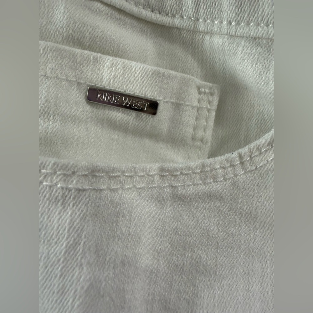 Nine West Gramercy Denim Crop Pants size 8 White Like New - Picture 3 of 9